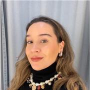Profesora titulada en Periodismo y Comunicación Audiovisual con conocimientos en lengua para niveles de la ESO e inferiores